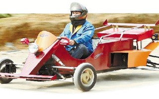 松陽男子6個月閉門造車 摩托車變身山寨F1(圖)